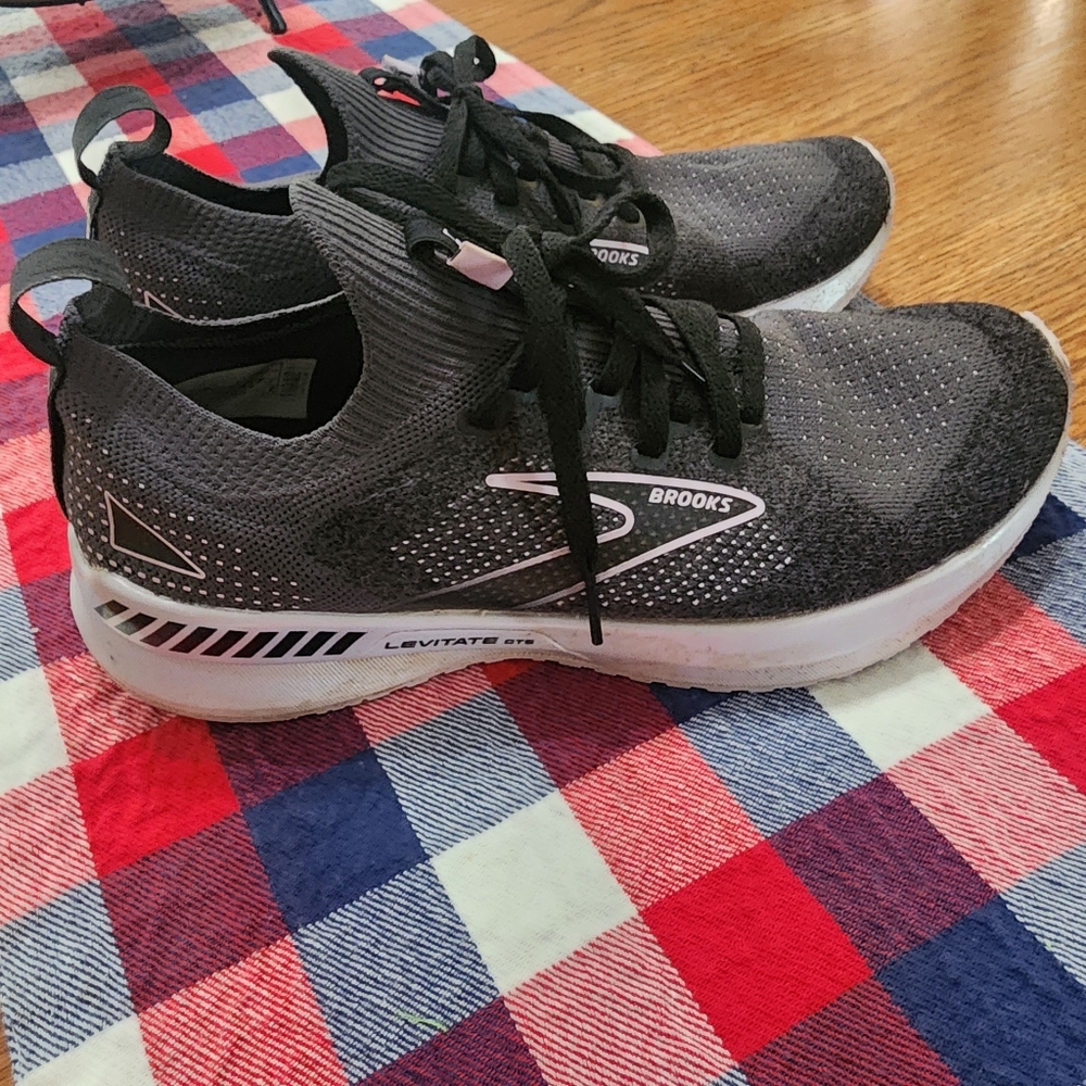 Brooks - Picture 2 of 4